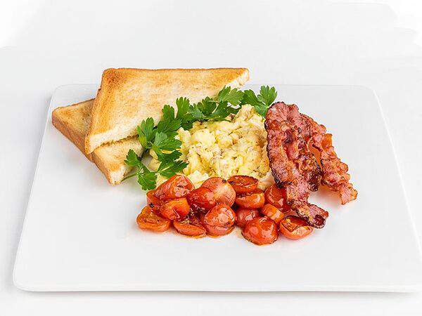 Om nom nom - Скрэмбл с жареными томатами и беконом