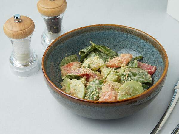 Гурмерия De Paris - Cалат с лососем, авокадо и киноа