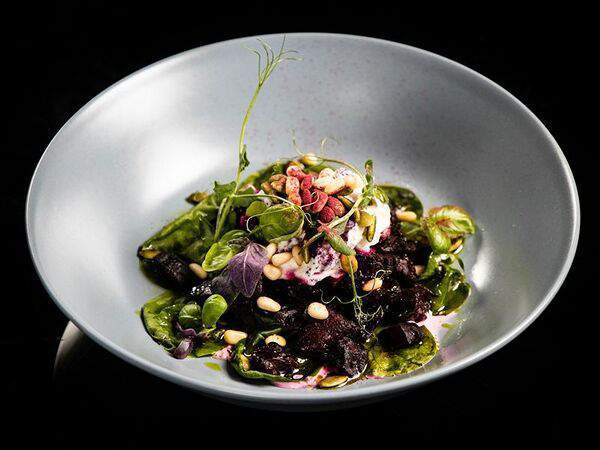 Café Brasserie - Салат с вяленой свеклой и сыром страчателла