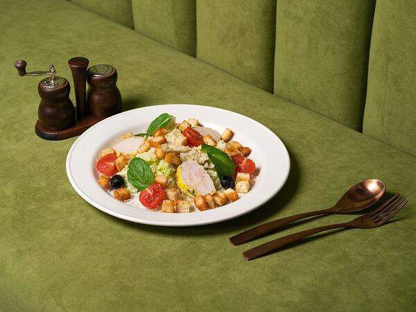 Roots - Салат цезарь с курицей