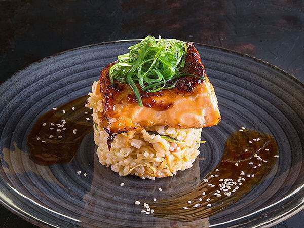 Garage - Стейк из лосося с кокосовым рисом и кунжутом