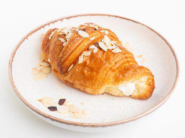 Breakfasteria - Круассан с ореховым кремом и лепестками миндаля