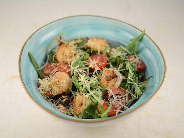 Kontrast gusto - Салат с креветками и тремя видами томатов