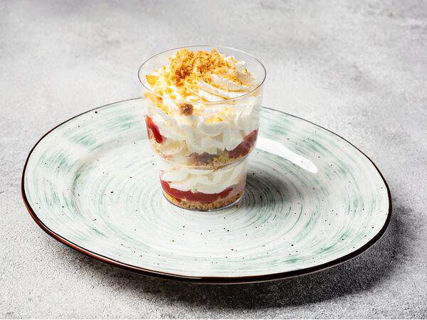 Пшеничный кот - Клубничный слоеный десерт в стаканчике