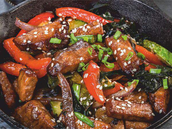 Love суши - Говядина на Воке с цуккини и болгарским перцем