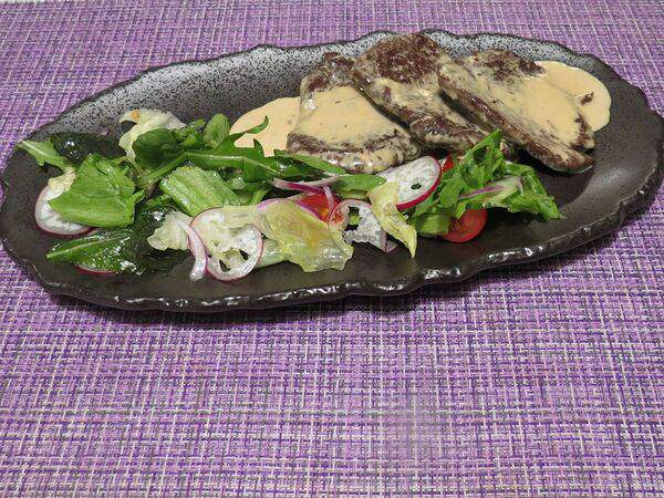 Дом с мезонином - Медальоны из телятины с зеленым салатом