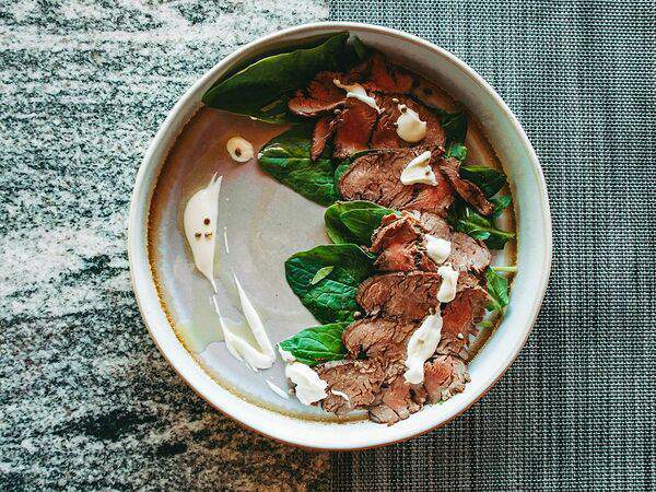 Novo. Ресторан современной русской кухни - Подкопченный ростбиф собственного приготовления со шпинатом и трюфельным кремом