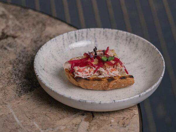 Сыроварня Чизерия - Брускетта с крабом и маринованным луком