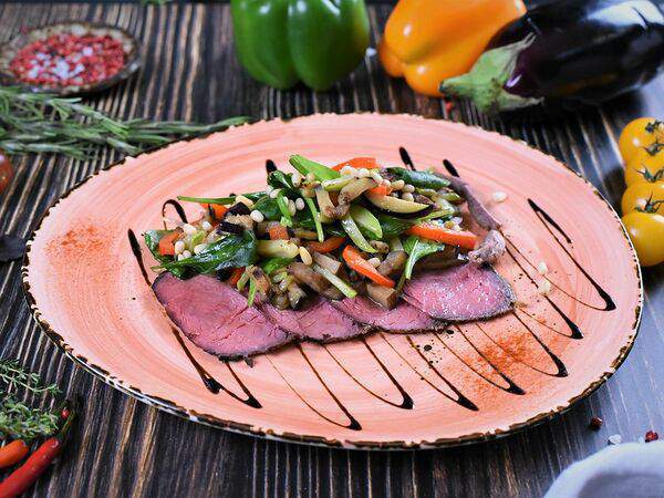 Cernovar - Салат с ростбифом, печеными овощами и ореховым соусом