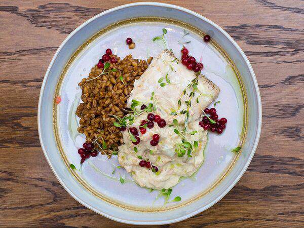 Столица деревень - Тобольский осетр под строгановым из белых грибов и креветок на трюфельной полбе