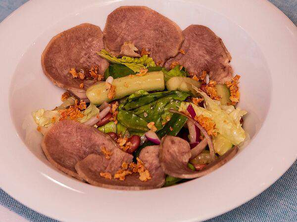 Акварель - Салат с говяжьим языком и битыми огурцами