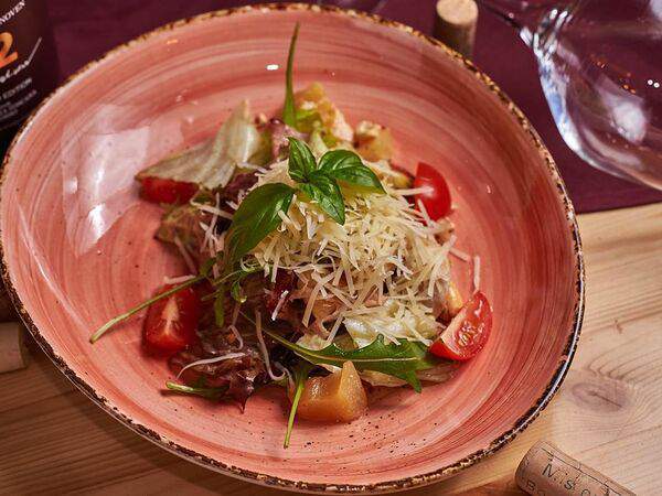 Винный бар Виновен! - Салат с куриным филе, беконом и ананасом