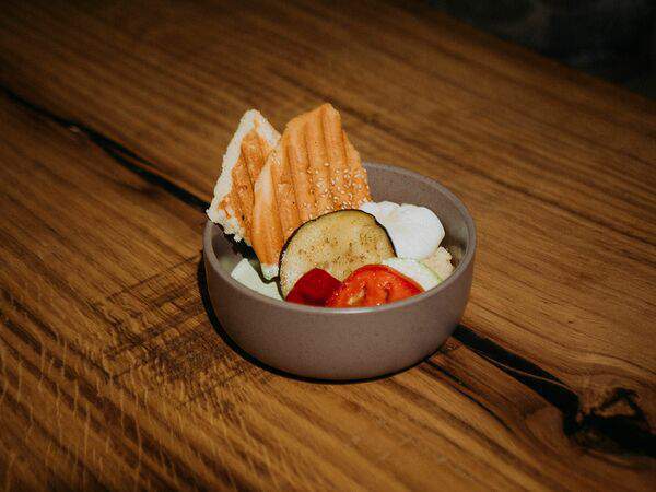 Будь умницей - Боул с кускусом, овощами гриль и яйцом пашот