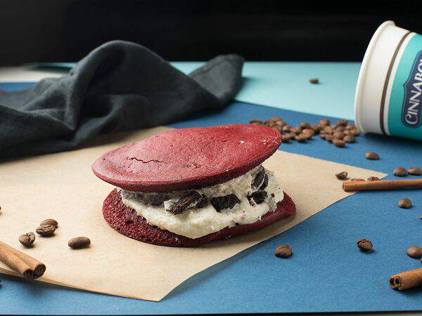 Синнабон - Пирожное Вупи-пай красный бархат