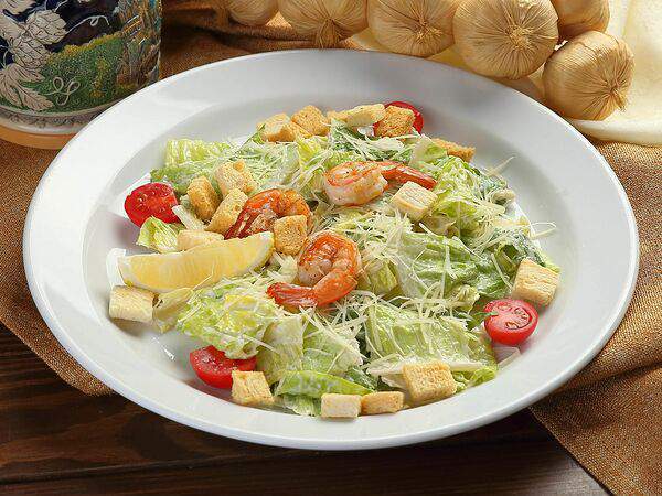 Бирхаус - Салат Цезарь с тигровыми креветками