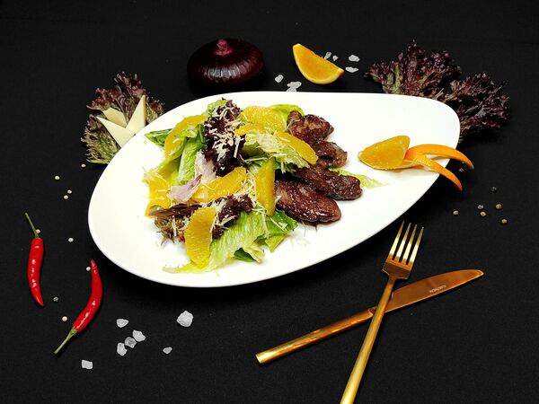 Всем Своим - Теплый салат с карамелизированной куриной печенью