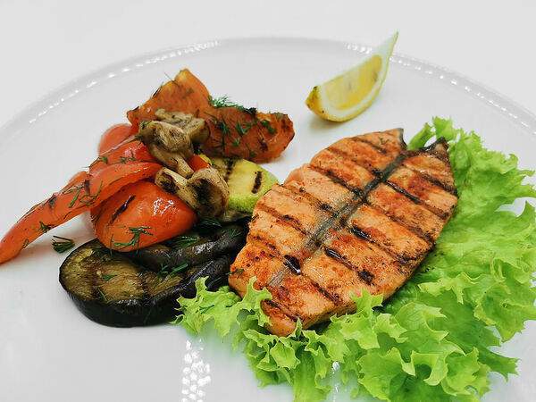 Грильфуд - Стейк из лосося с овощами гриль