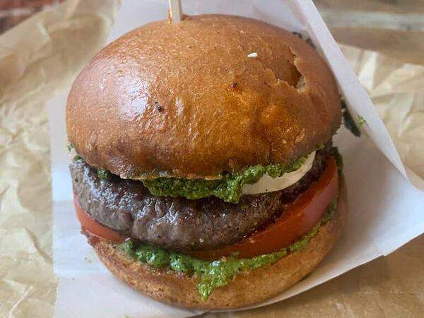 Бургерная Дровосек - Бургер с томатами, моцареллой и пряным соусом