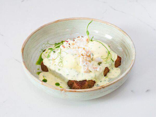 Гаврош - Тост с камчатским крабом и яйцом пашот