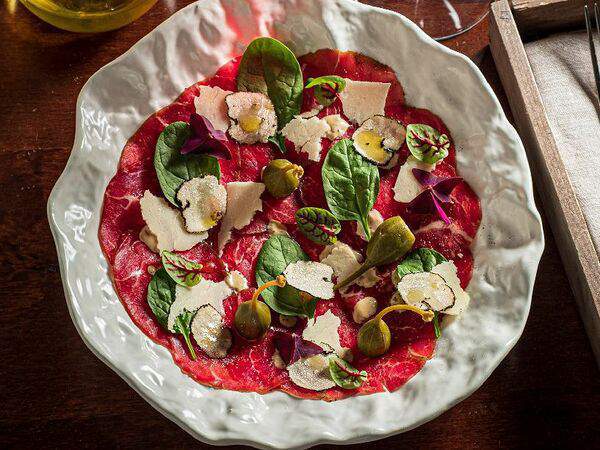 Гости рестопаб - Карпаччо из говядины с черным трюфелем