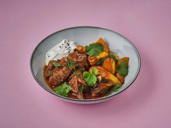 Manick Cakes - Говядина в томатно-устричном соусе с запеченным картофелем