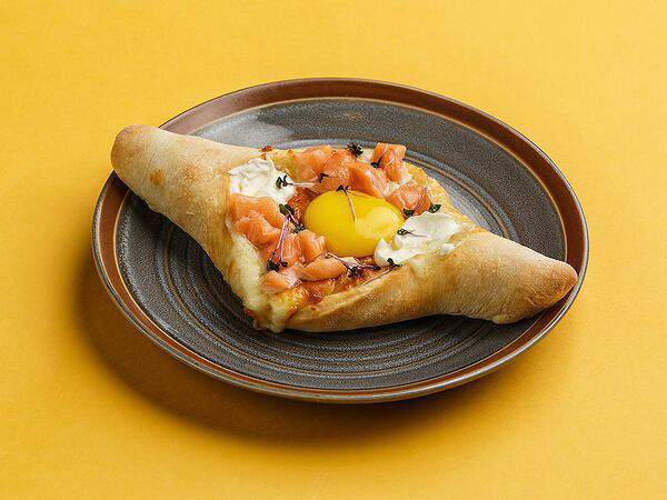 Баши Грузинское Бистро - Хачапури по-аджарски с лососем