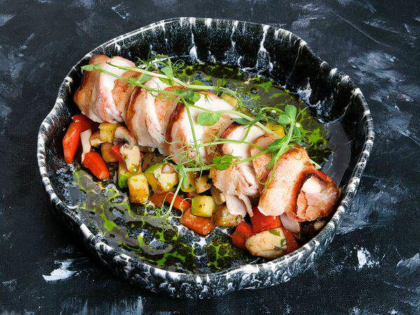 География - Курица в беконе с овощами