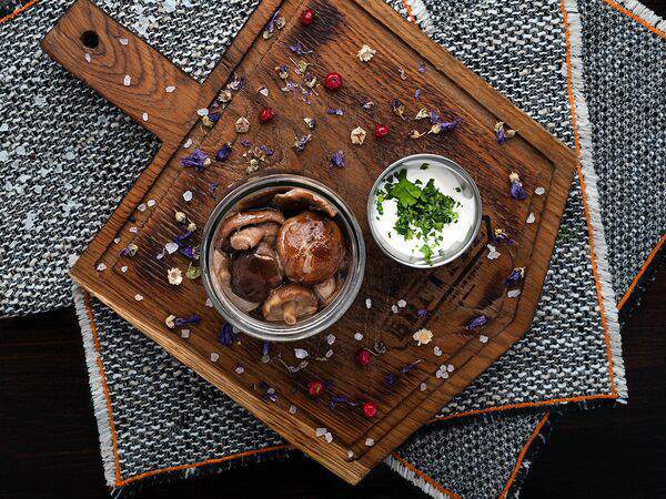 Bretzel - Солёные грибы с луком и сметаной