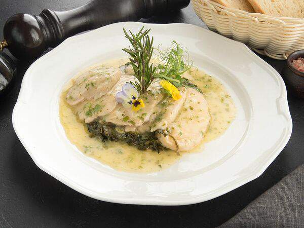 La Scala Trattoria Ignazio - Скалопини из индейки в белом вине со шпинатом по-римски