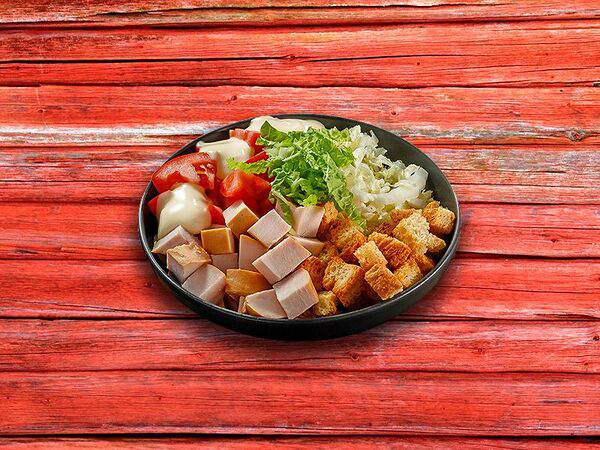 Русские блины - Салат с копчёной грудкой и помидорами