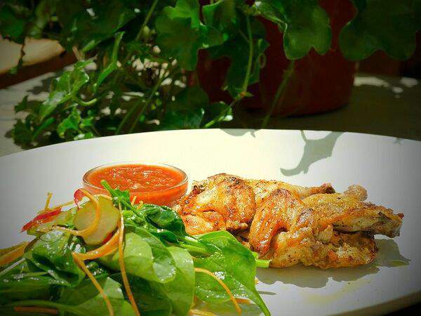 Сыроварня - Цыплёнок с зеленым салатом и аджикой