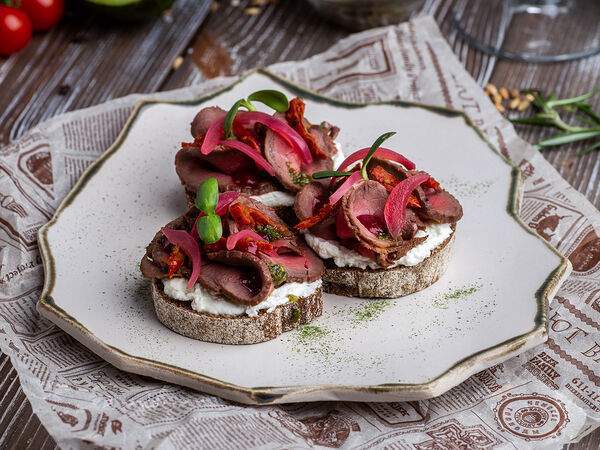 Jager restopub - Брускетты с ростбифом