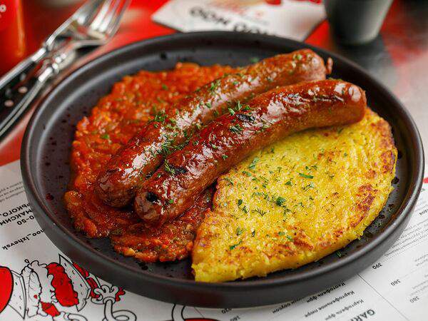 Moo Moo Burgers & Grill - Колбаски гриль с картофелем рости