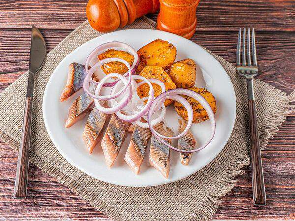 Мировая кухня - Селёдка с луком и картофелем черри