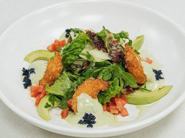 Салтанат сарайы - Салат из тигровых креветок с соусом из сгущенного молока