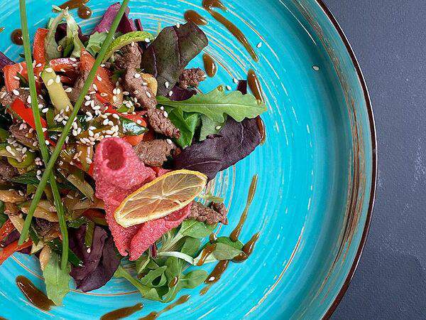 Lukum lounge cafe - Теплый салат с говядиной в азиатском стиле