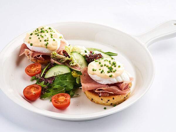 Udcкафе Upside Down Cake - Яйца Бенедикт с пармской ветчиной