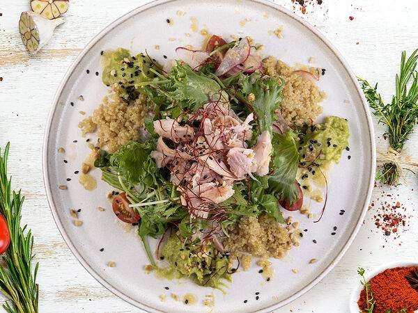 Евразия-Экспресс - Салат с киноа, копченой курицей и соусом Гуакомоле