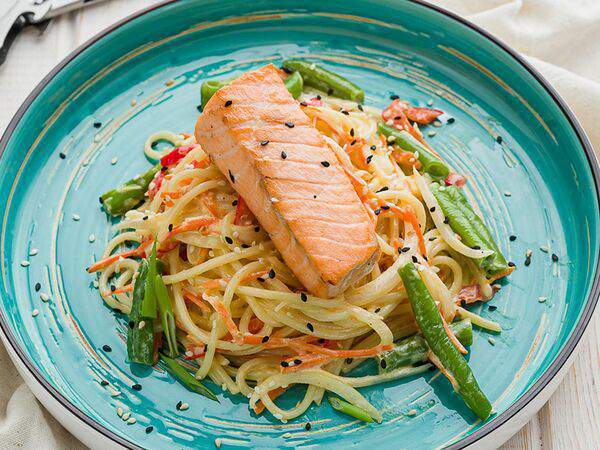 Тема Бар - Филе лосося с пастой и овощами