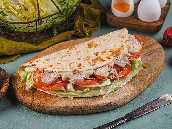 Тюбетей - Кыстыбургер с копчёной курицей и соусом Цезарь