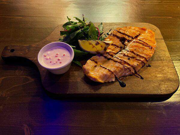 The Peashem - Стейк из семги с икорным соусом