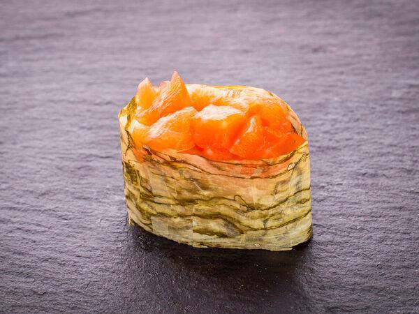 Цветение Сакуры - Суши Хоккайдо гункан с лососем