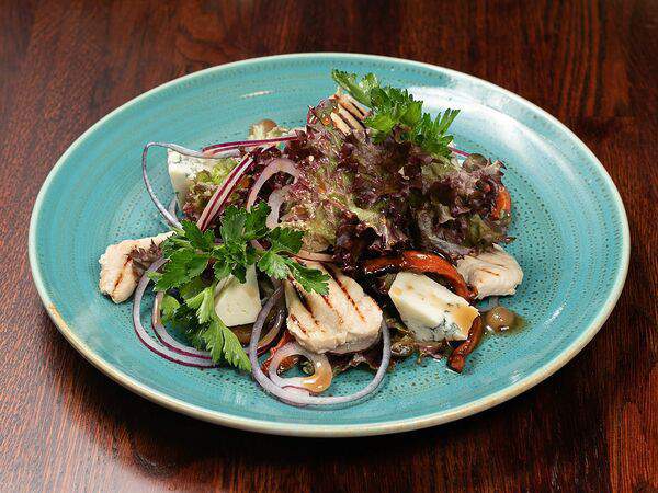 Хмель - Салат с куриной грудкой, сыром Камамбер и маринованным винoградом