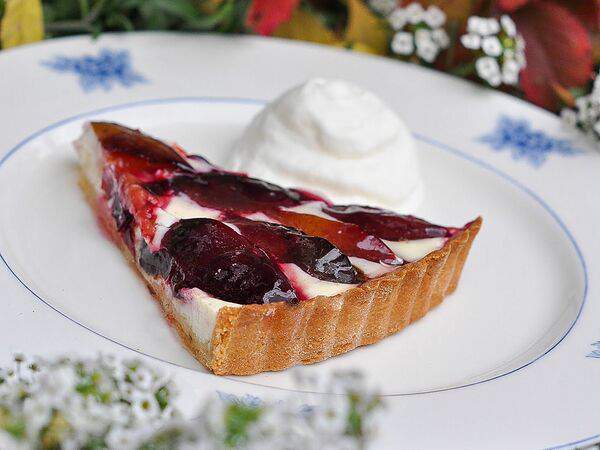 Zoom cafe - Пирог со сливами и взбитыми сливками