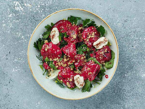 Дом Нино - Салат с козьим сыром и свеклой