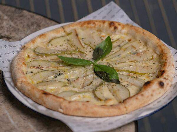 Сыроварня Чизерия - Пицца с грушей и горгонзолой