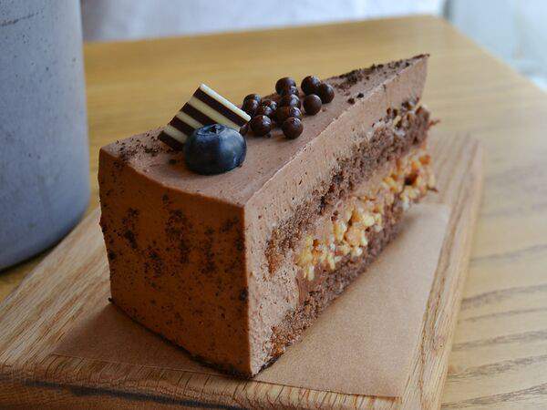 Кофейня Pankoff Bakery - Торт Сникерс (кусочек)