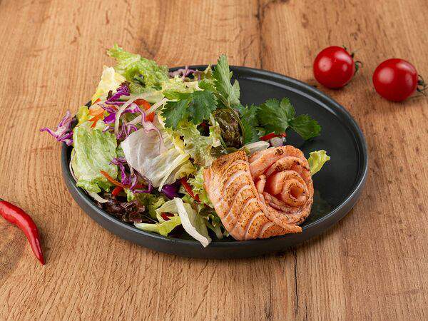 Уми - С лососем татаки в соусе шисо