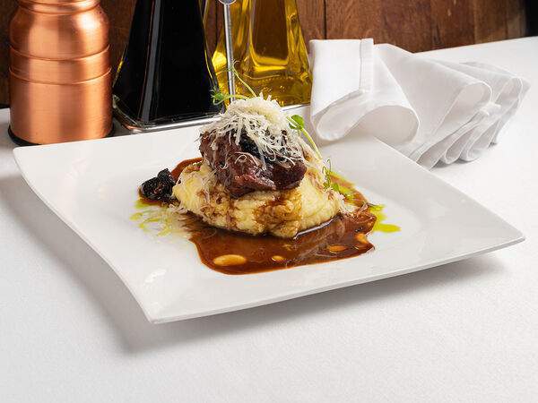 Ресторан Метрополь - Телячьи щечки с брокколи и картофельным пюре