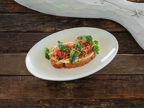 Гастробар Море - Брускетта с томатами и гуакамоле